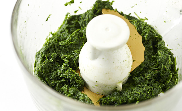 フードプロセッサーでペースト状になったよもぎの写真