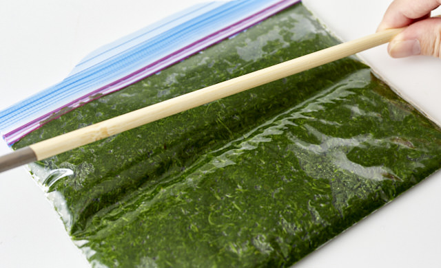 筋目をつけている様子の写真