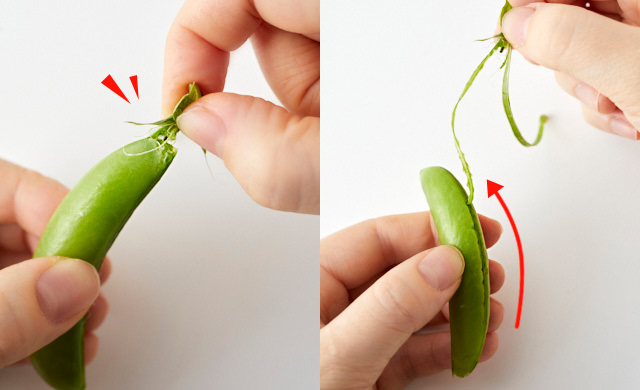 スナップエンドウの筋を取っている写真