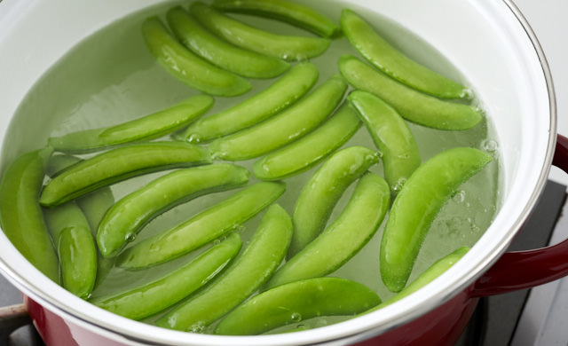 スナップエンドウをゆでている写真