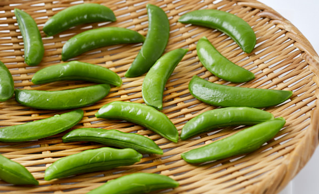 スナップエンドウをザルにあげて冷ましている写真