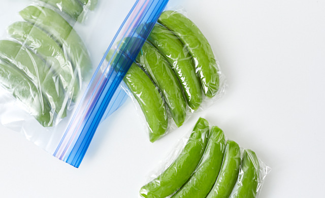 スナップエンドウを冷凍用保存袋に入れた写真