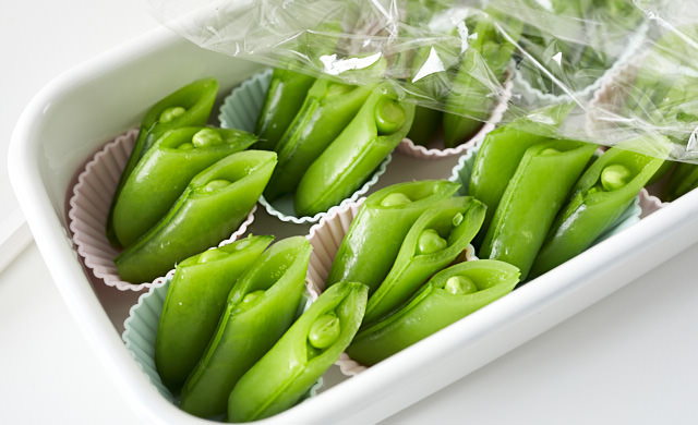 スナップエンドウをシリコンカップに入れている写真