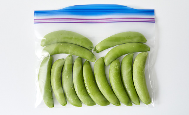 冷凍用保存袋に入れたスナップエンドウの写真