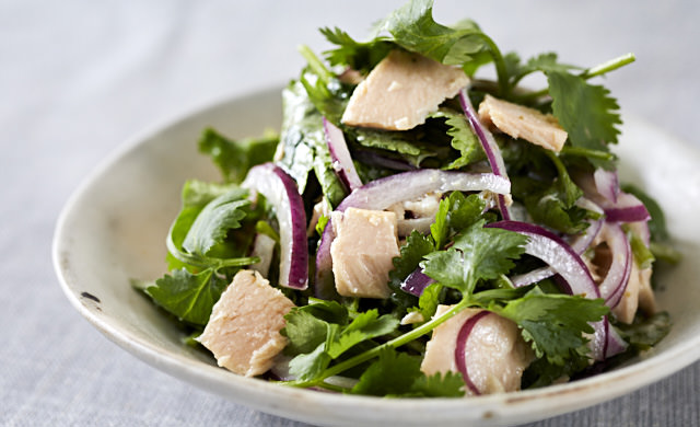 ツナとパクチーのヨーグルトサラダの写真