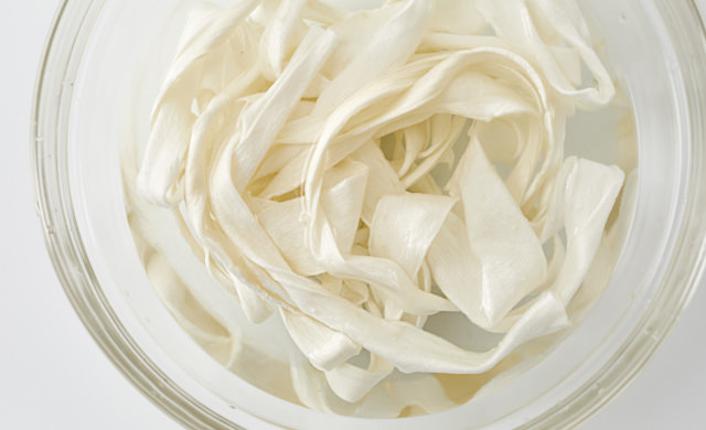 かんぴょうを水で戻している写真