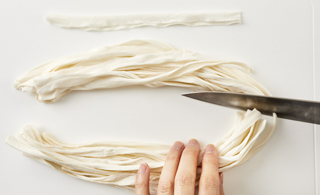 かんぴょうをカットしている写真