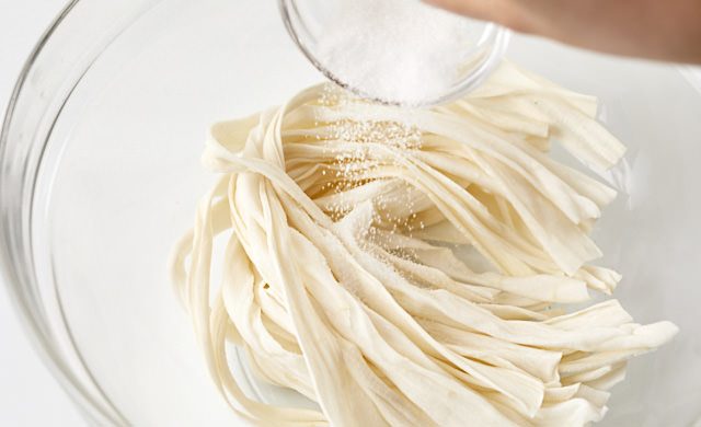 かんぴょうを塩揉みする写真