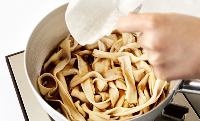 かんぴょうを煮ている写真