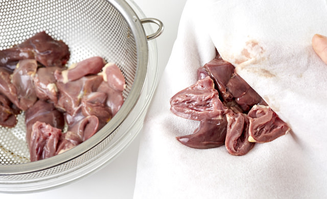 レバーの水分を拭き取る写真