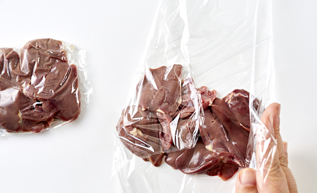 ラップで鶏レバーを包む写真