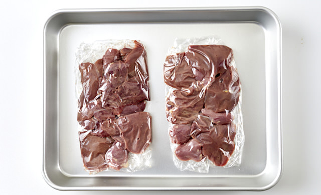 急速冷凍する鶏レバーの写真