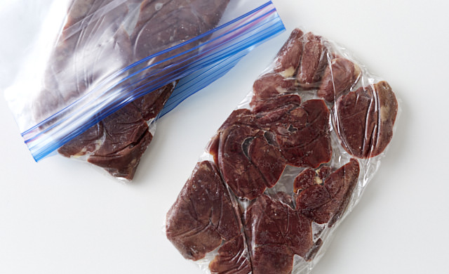 冷凍した鶏レバーの写真