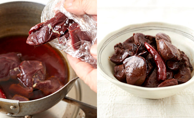 左は凍ったレバーを冷たい煮汁に入れている、左はハツとレバーの甘辛煮の写真