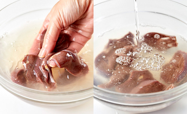 豚レバーを洗う写真