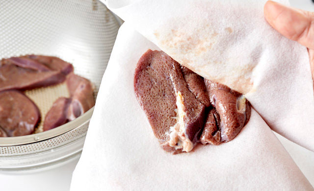 右は豚レバーの水気を拭き取る写真