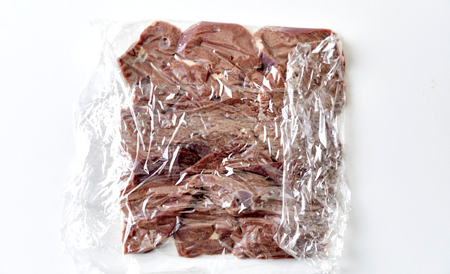 ラップに包んだ豚レバーの写真