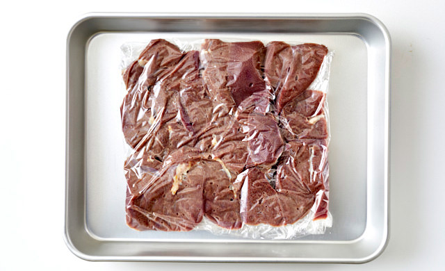 急速冷凍する豚レバーの写真