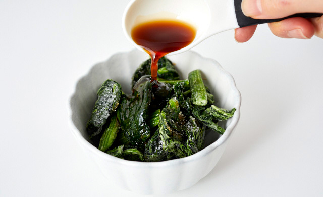 冷凍ほうれん草にポン酢しょうゆをかけている写真