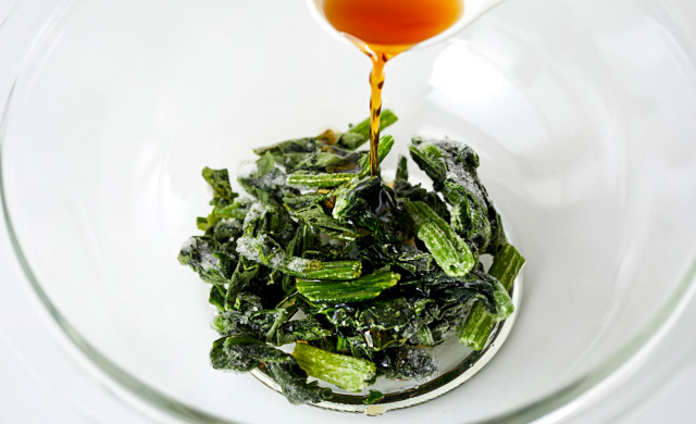 冷凍ほうれん草にめんつゆをかけている写真
