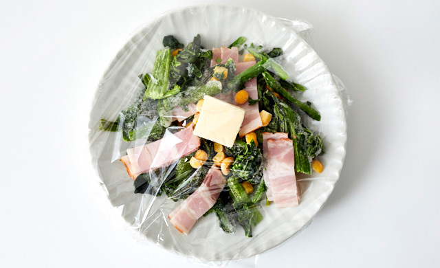 材料を皿にのせ、ラップをかけた写真