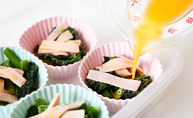 冷凍ほうれん草に卵液を加えている写真