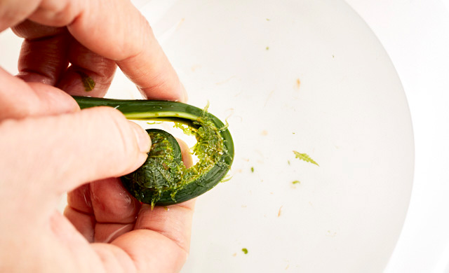 こごみの巻きの部分を洗う、洗い終わったこごみの写真