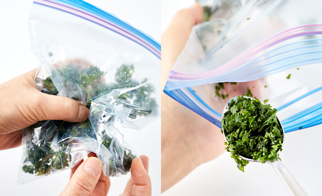 冷凍したパセリを手でもみ、スプーンですくう写真