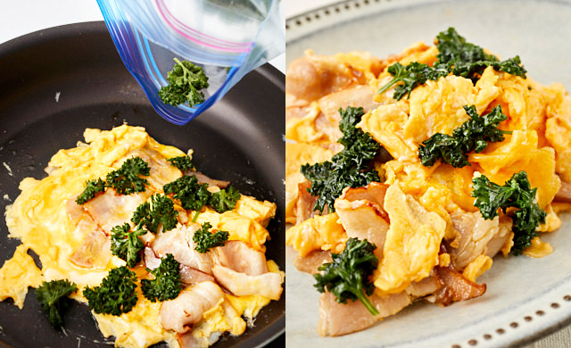 冷凍したパセリを加えているところとパセリとハムの卵焼きの写真