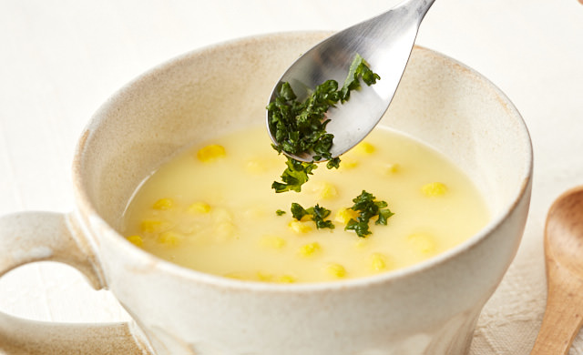 コーンスープに冷凍パセリを加える写真