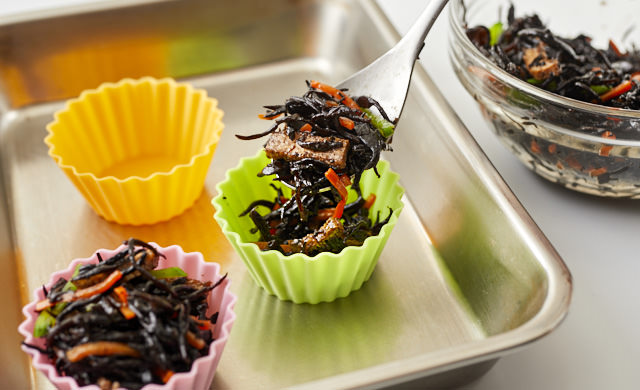 ひじきの煮物をおかずカップに入れている写真