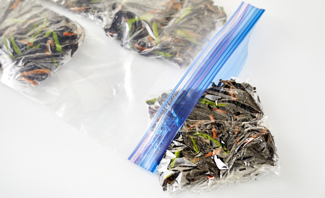 ラップで包み冷凍用保存袋に入れている写真