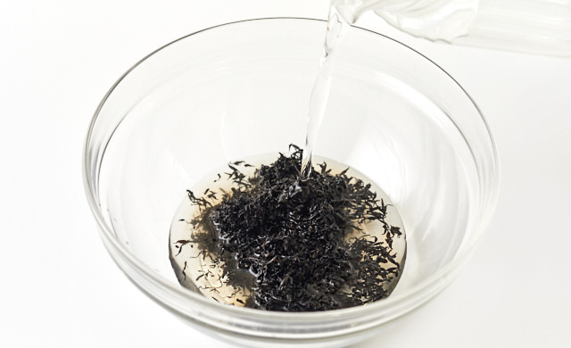 ひじきを水で戻している写真