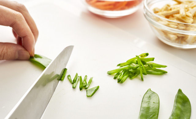 具材をカットしている写真