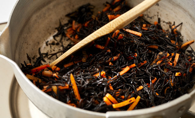 具材を炒めている写真