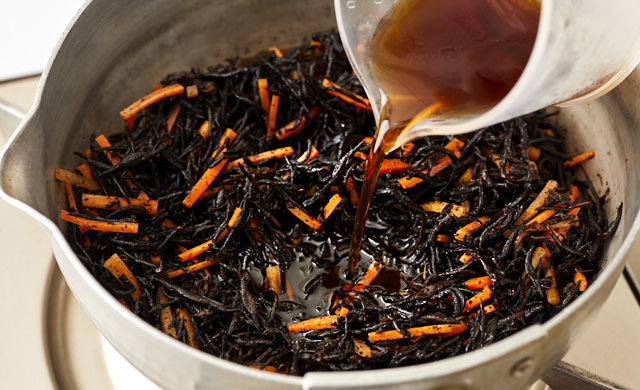 具材を煮込んでいる写真