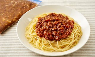 ミートソースパスタと冷凍ミートソースの写真