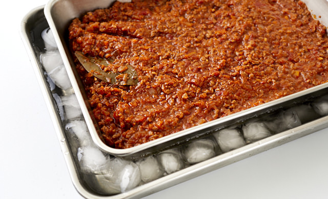 ミートソースを冷ましている写真