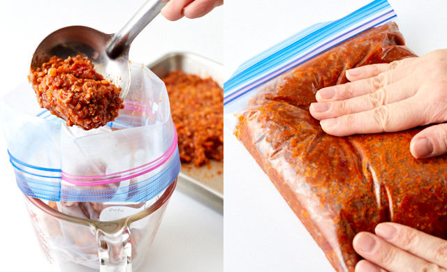 冷凍用保存袋にミートソースを入れている写真