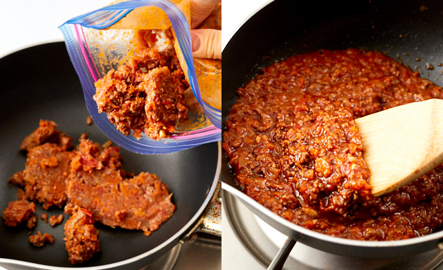 ミートソースを温めている写真