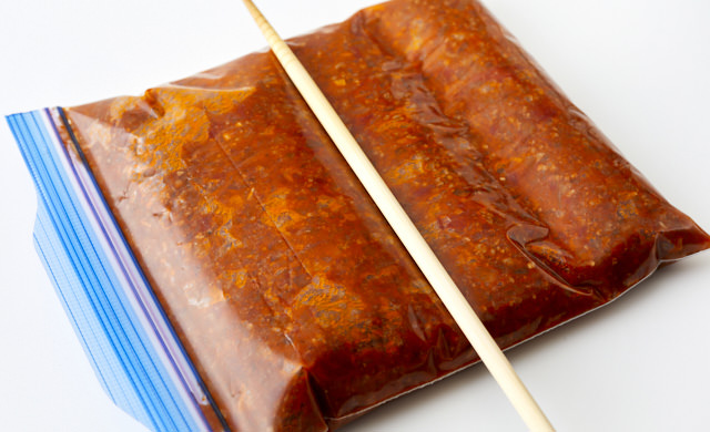 保存袋に入ったミートソースに筋を付けている写真