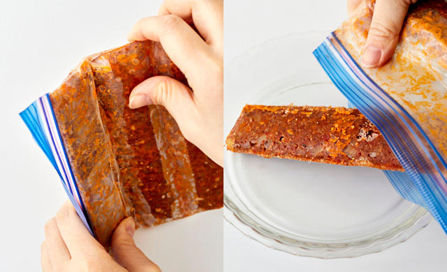 冷凍ミートソースをポキっと折っている写真