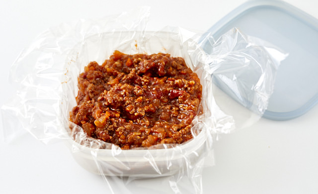保存容器に入ったミートソースの写真