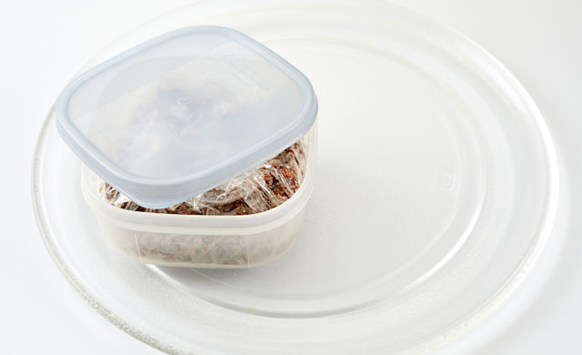 冷凍ミートソースを電子レンジで解凍しようとしている写真