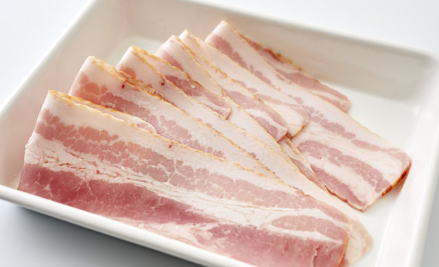 生のベーコンの写真