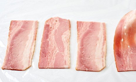 ラップにベーコンを並べている写真