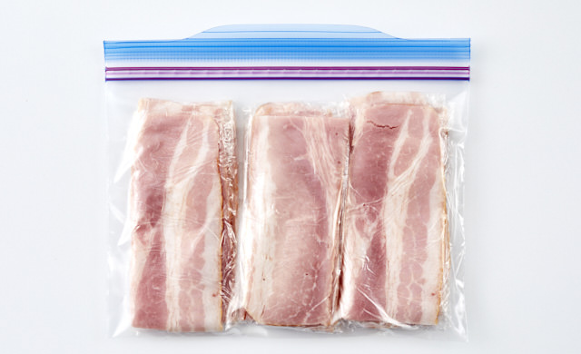 保存袋に入ったベーコンの写真