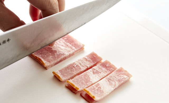 ベーコンを切っている写真