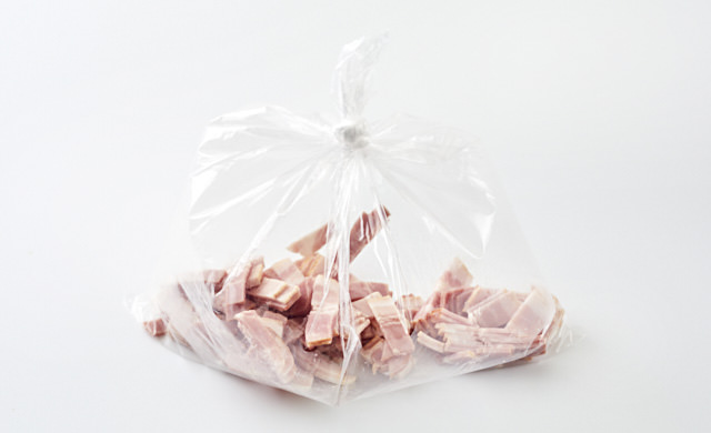 ポリ袋に入ったベーコンの写真