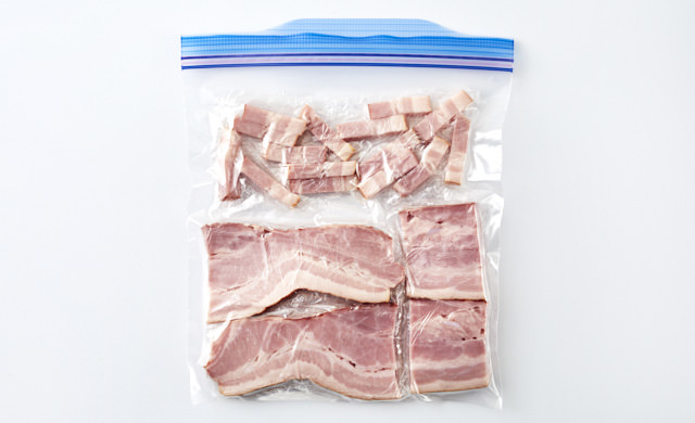 保存袋にブロックベーコンの入っている写真